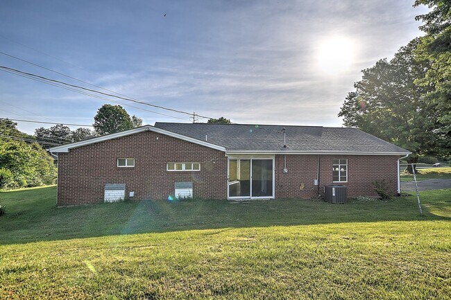 Building Photo - 210 Mt Bethel Rd