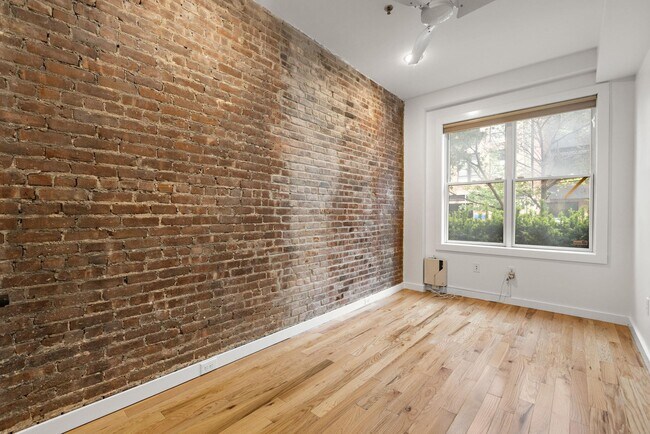 Building Photo - 412 Monroe St