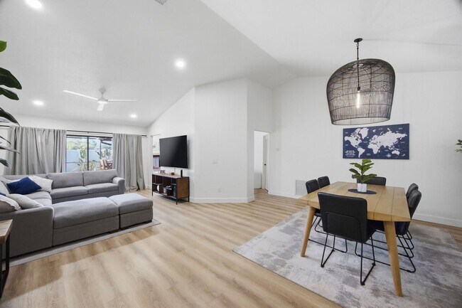 Building Photo - Pool Home