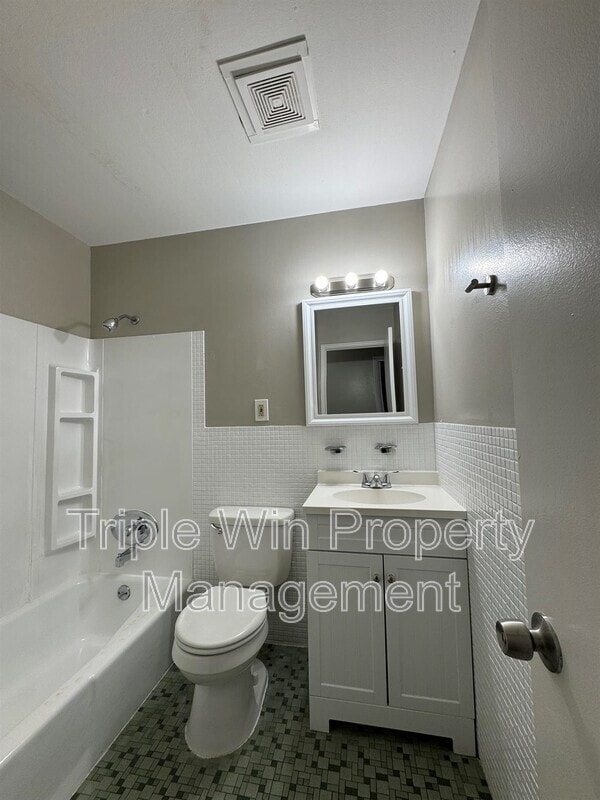 Building Photo - 690 Wiethaupt Rd