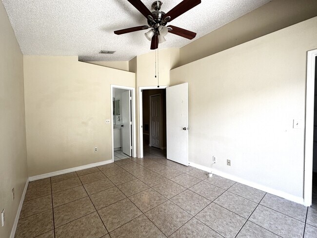 Building Photo - 9606 Chandon Dr
