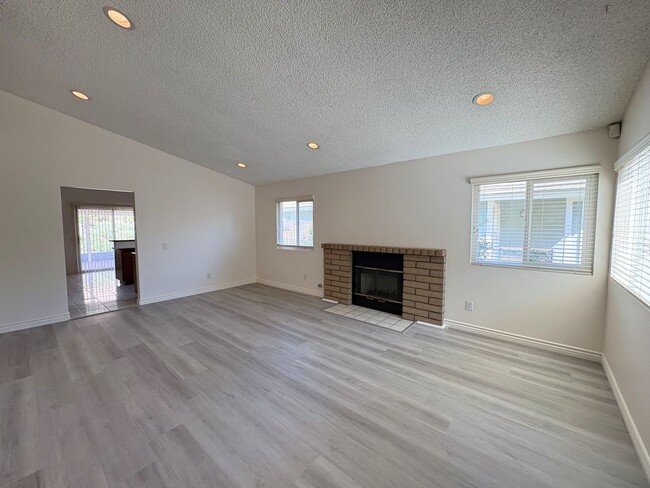 Building Photo - Beautiful Home in a Cul-de sac