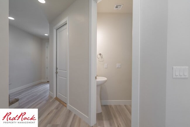 Building Photo - Hurricane Valley 3 Bedroom Townhome