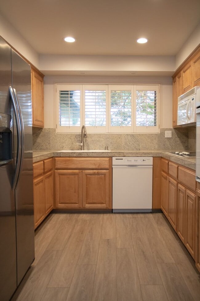 Building Photo - 3 BD 2 BA in Tahoe Park