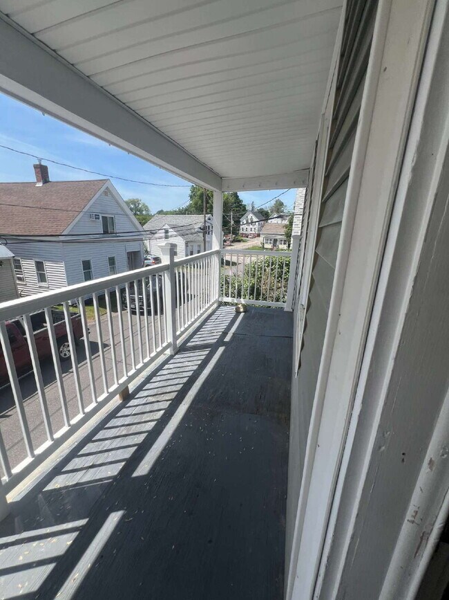 Building Photo - Large one bedroom, updated in the heart of Somersworth!