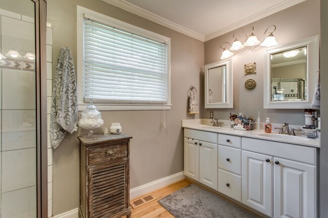 Building Photo - Crieve Hall Ranch with Studio