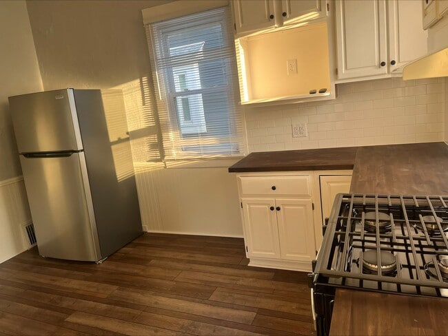 Building Photo - Adorable updated home in Moline!
