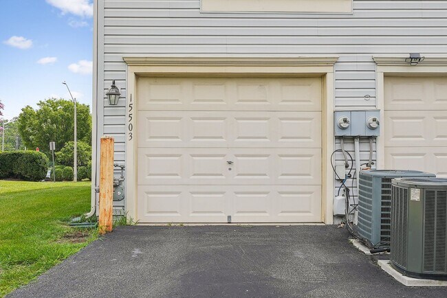 Building Photo - Beautiful End-Unit Townhome-Style Condo Ne...