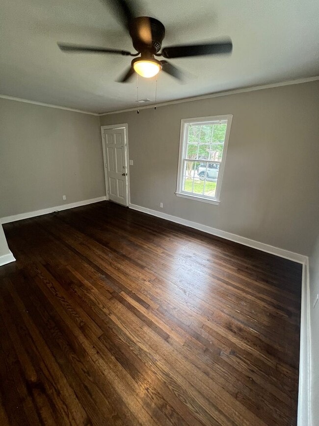 Building Photo - Two bedroom one bath