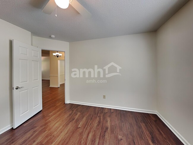 Building Photo - 3023 Laurelwood Dr