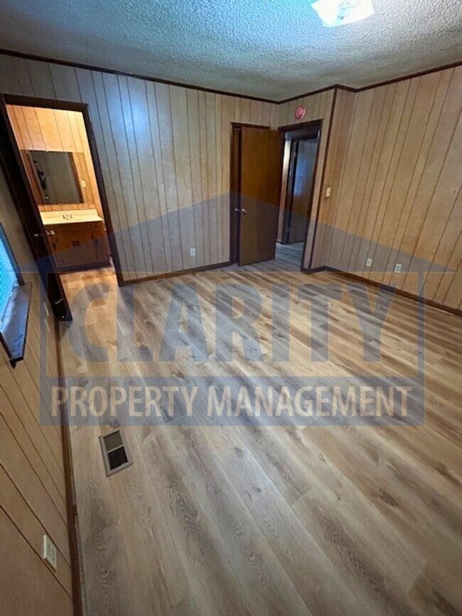 Building Photo - Spacious three bedroom home