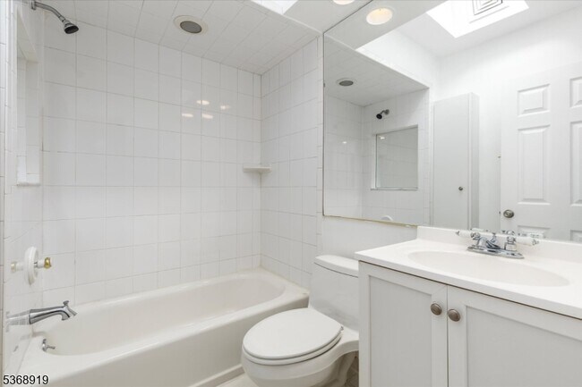 Building Photo - 82 Scrivens St