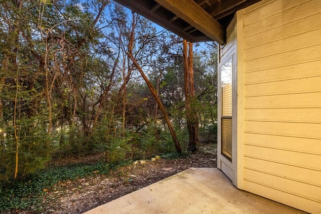 Building Photo - Amazing 1 bedroom, 1 bathroom Condo in Montevista!