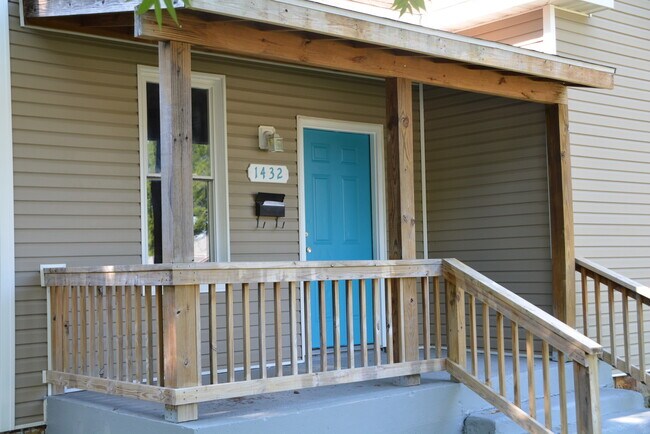 Building Photo - 2 Bedroom 1 Bath Home with a Carport