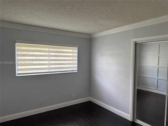 Building Photo - 185 Lakeview Dr