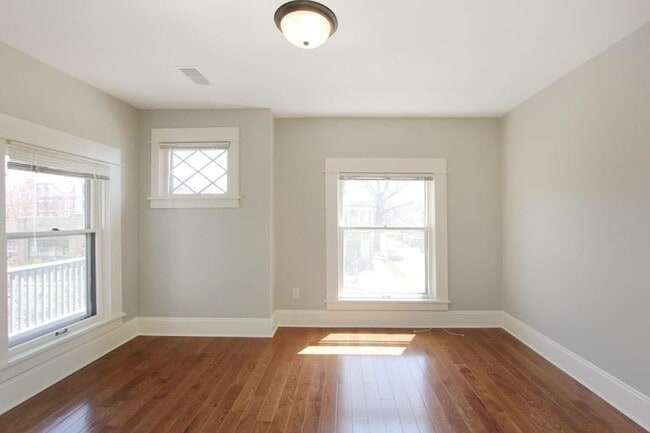 Building Photo - 843 Cherry St SE