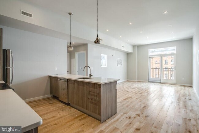 Building Photo - 412 S 13th St