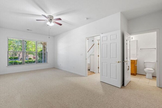 Building Photo - NW Brick Townhome, Granite Counter-Tops, Wood Floors, FP, Garage!