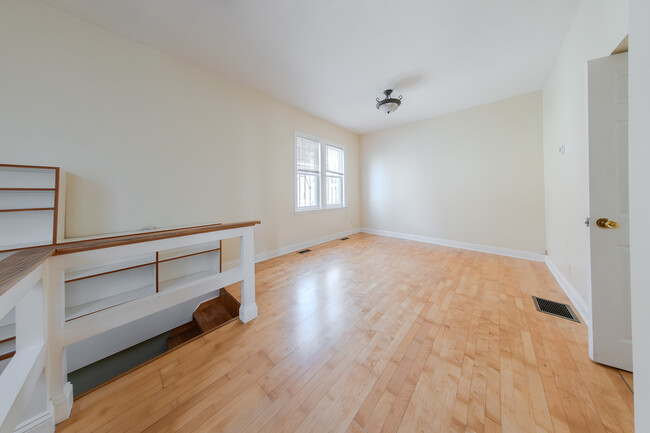 Building Photo - 1648 W Cullerton St