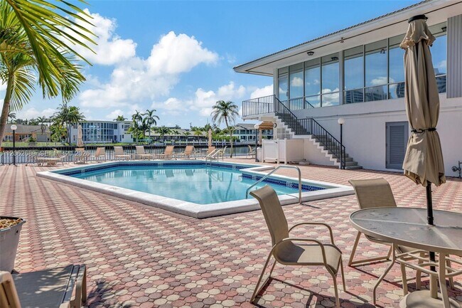 Building Photo - 3113 S Ocean Dr