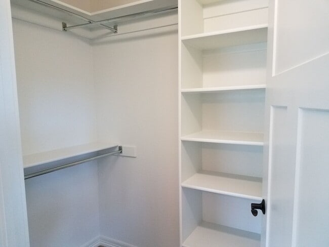 Building Photo - House For Lease
