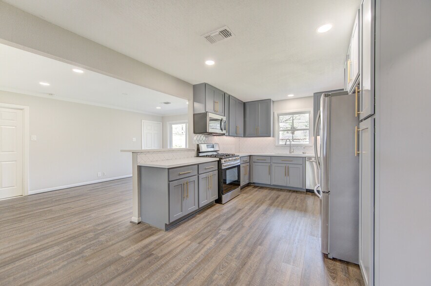 Building Photo - 6026 Clarewood Dr