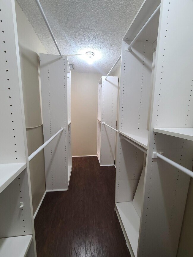Building Photo - 3201 Bayview Dr