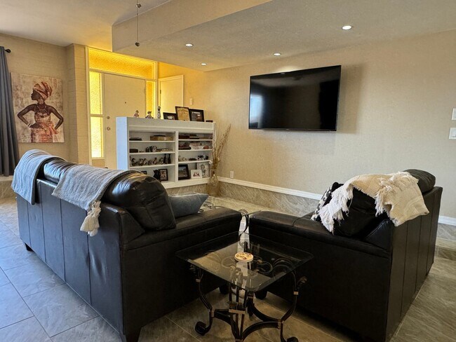 Building Photo - 3 Bedroom Furnished Home with UTILITIES INCLUDED with Courtyard Near the Colorado River 3-12 mont...