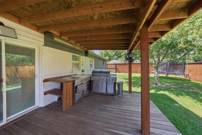 Building Photo - 7765 El Pensador Dr