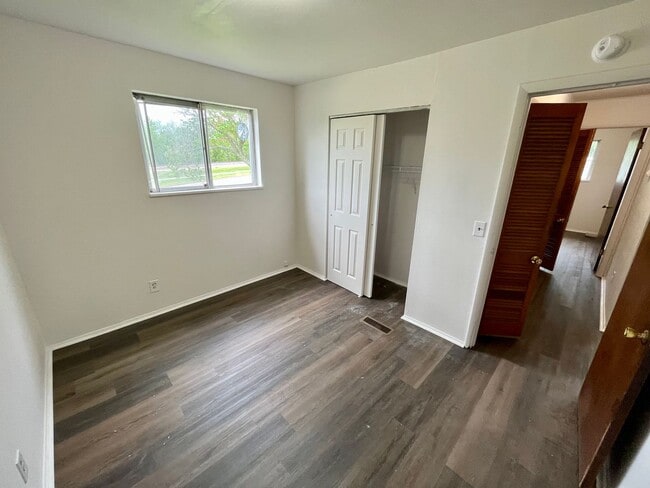 Building Photo - 3 Bed | 1 Bath | Detached Garage