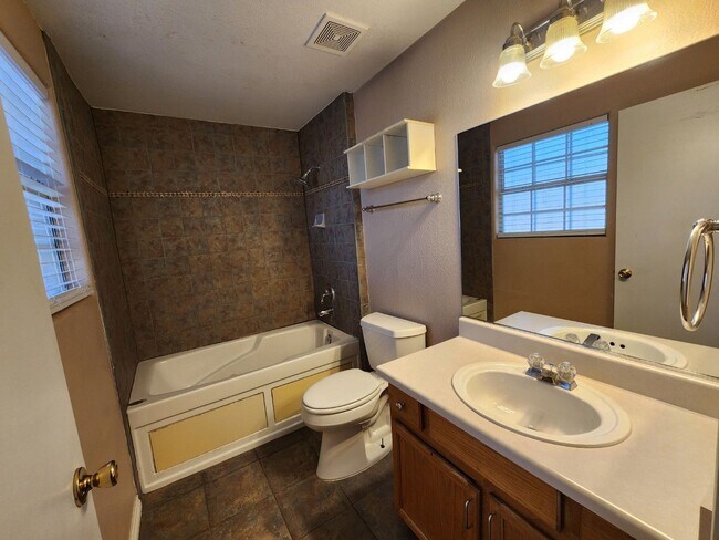 Building Photo - Beautiful 3 Bedroom & 2 1/2 Bath Condo.