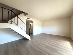 Building Photo - Glendale 3 Bed / 2 Bath Townhome | Two-Story Layout