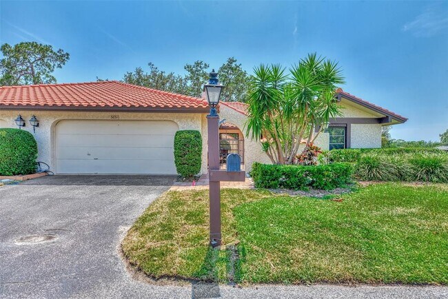 Building Photo - 5651 Golf Pointe Dr
