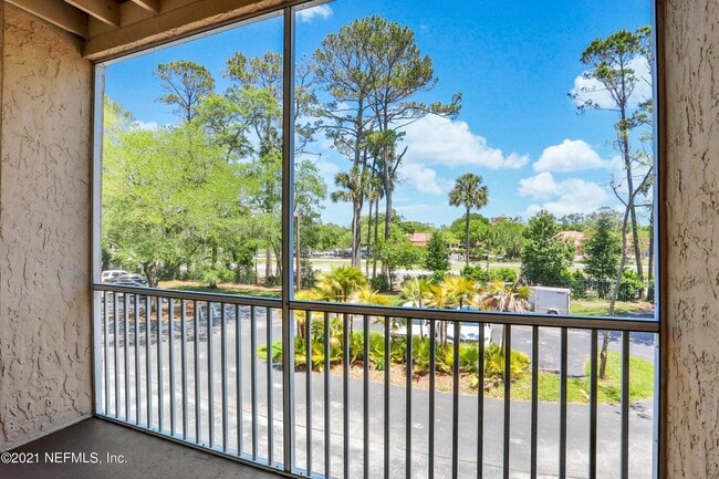 Building Photo - Condo Close to the Beach