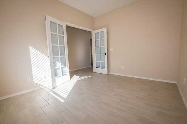 Building Photo - Stunning 2-Story Home in the Holiday Community!