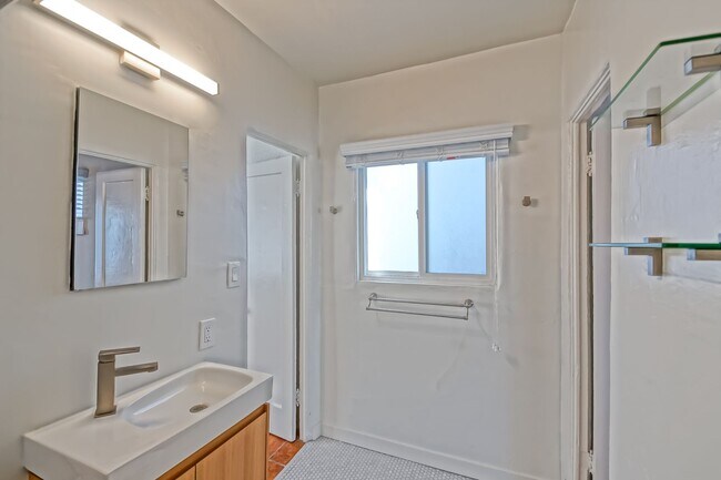 Building Photo - 3809 Crest Dr