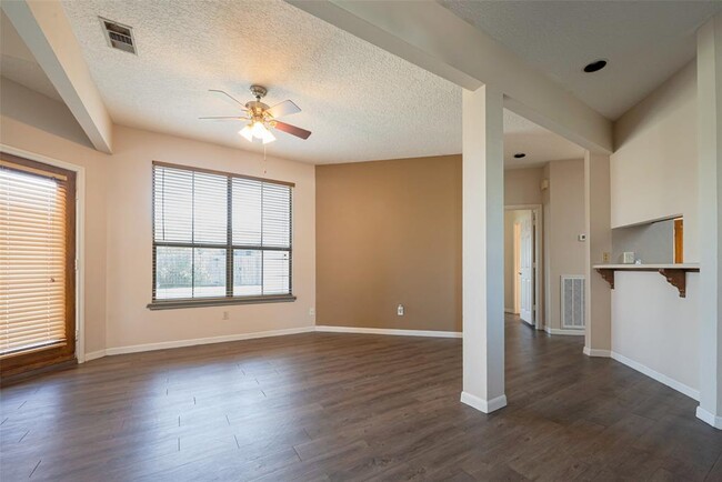 Building Photo - 606 Misty Creek Dr