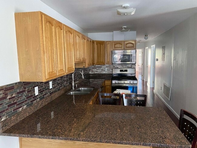 Primary Photo - 183 Hutton St