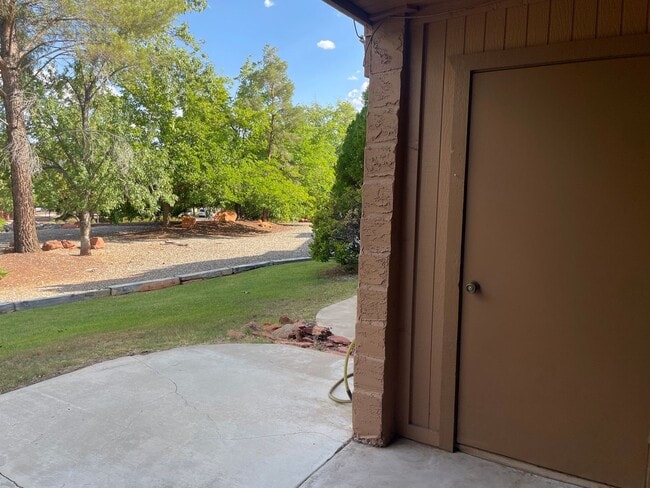 Building Photo - TOWNHOME - VILLAGE OF OAK CREEK - RED ROCK...