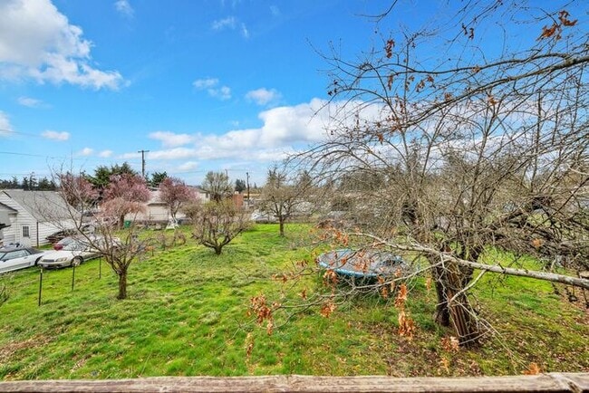 Building Photo - 2 bedroom 1.5 bath Condo! Washer and Dryer in unit!!