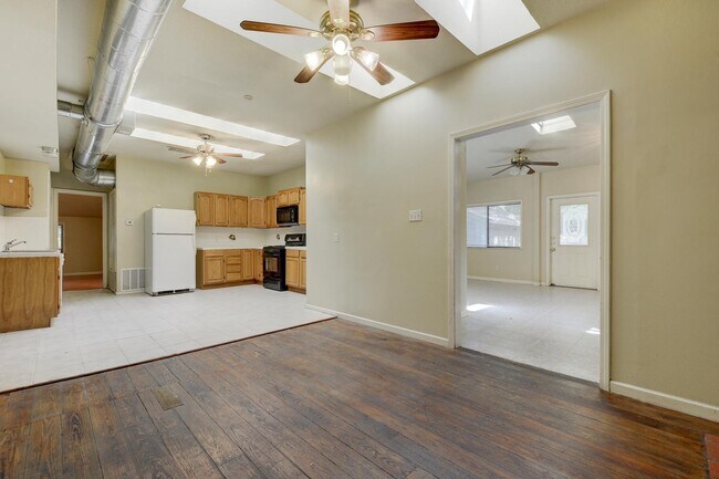 Building Photo - 4405 Barrow Ave