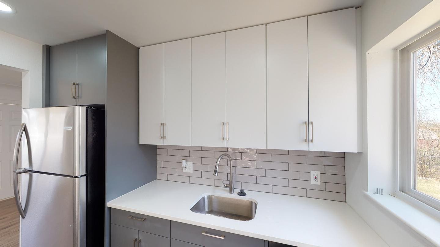 Building Photo - Renovated Park Hill brick home with large ...