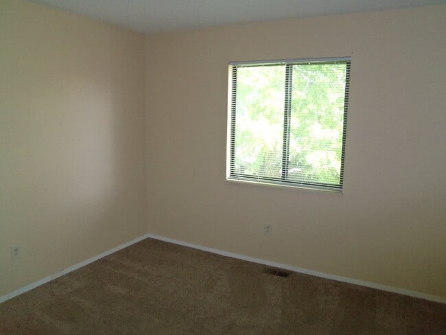 Building Photo - Littleton Ranch Style Townhome - 2 Bedroom...