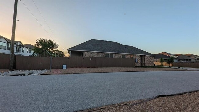 Building Photo - 612 Ayinger Ln
