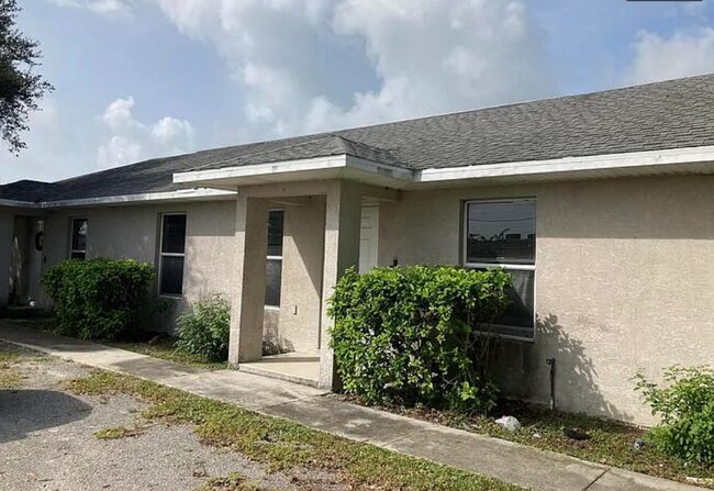 Building Photo - 3371 SW 4th Ave