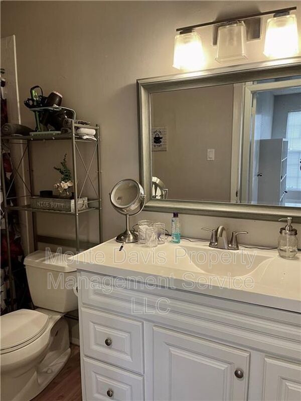 Building Photo - 115 Waller St