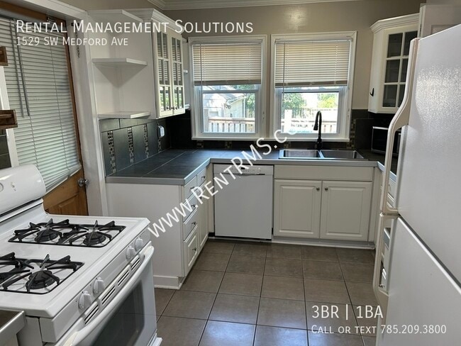 Building Photo - 1529 SW Medford Ave