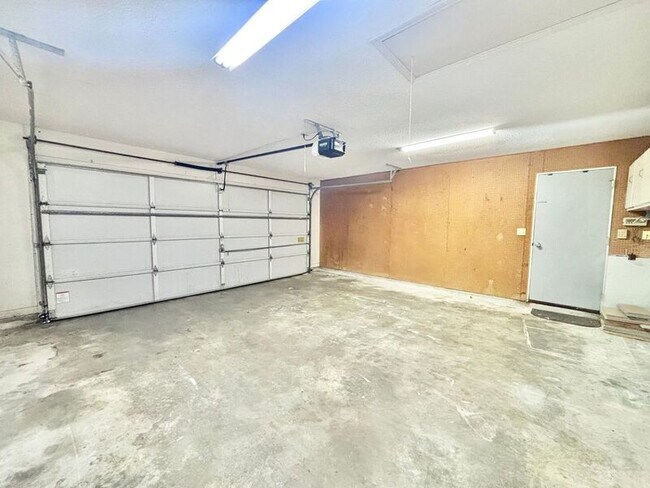 Building Photo - 1437 Little Creek Dr