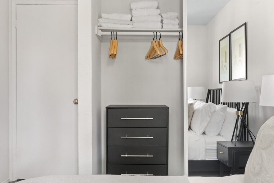 Building Photo - 1600 Villa St