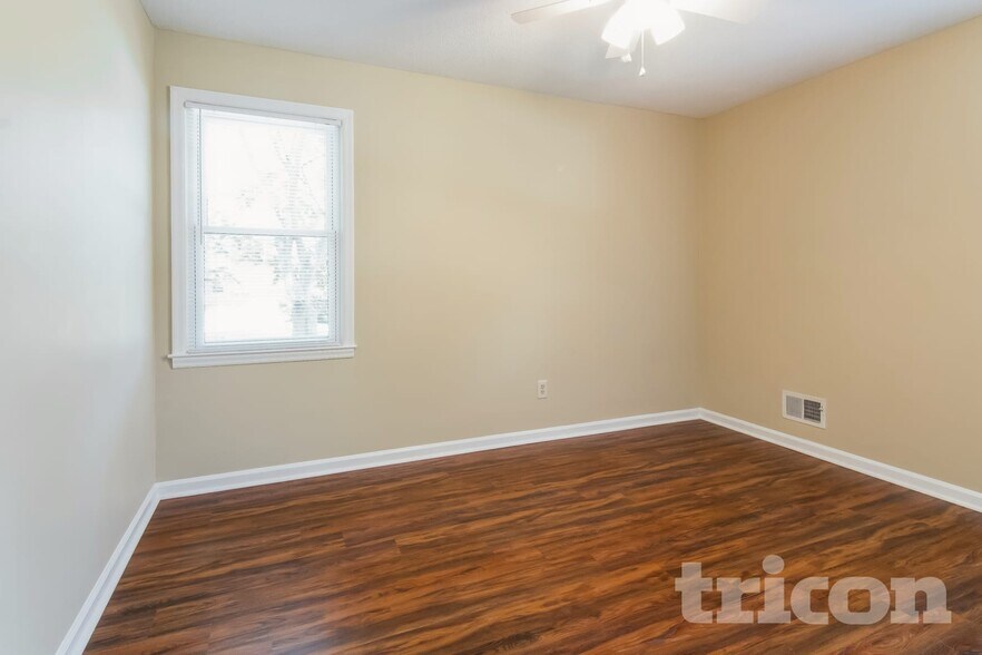 Building Photo - 208 Southampton Dr